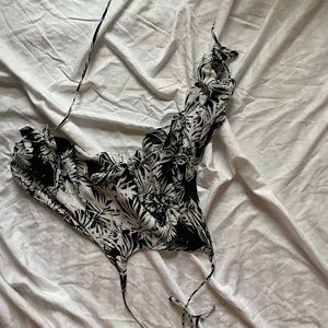 Black and white patterned crop top